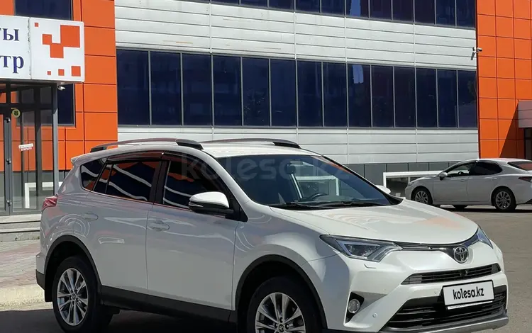 Toyota RAV4 2018 года за 12 500 000 тг. в Петропавловск