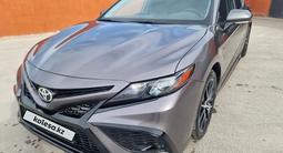 Toyota Camry 2021 года за 10 499 000 тг. в Актау – фото 2