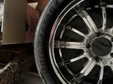 Резину Bridgestone в подарок идут хромирование диски 22 за 180 000 тг. в Алматы – фото 5