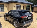 Toyota RAV4 2021 года за 14 500 000 тг. в Уральск – фото 2