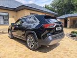 Toyota RAV4 2021 года за 14 500 000 тг. в Уральск – фото 3