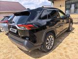 Toyota RAV4 2021 года за 14 500 000 тг. в Уральск – фото 4