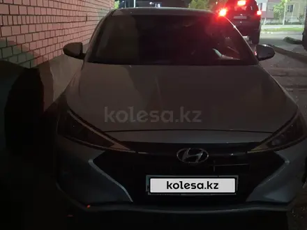 Hyundai Elantra 2019 года за 8 900 000 тг. в Уральск – фото 3