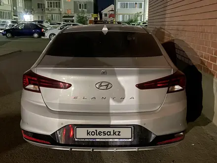 Hyundai Elantra 2019 года за 8 900 000 тг. в Уральск – фото 2