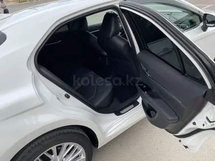 Toyota Camry 2021 года за 15 500 000 тг. в Жанаозен – фото 9