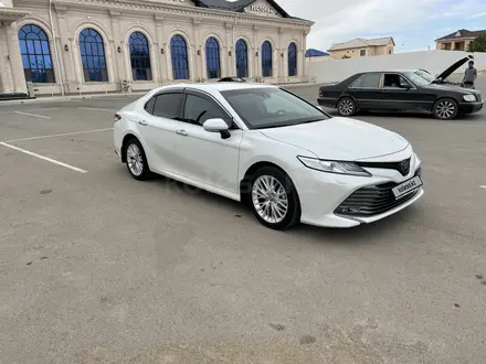 Toyota Camry 2021 года за 15 500 000 тг. в Жанаозен – фото 2