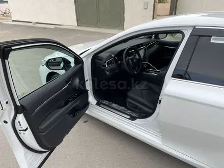 Toyota Camry 2021 года за 15 500 000 тг. в Жанаозен – фото 6