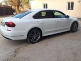 Volkswagen Passat 2017 года за 8 100 000 тг. в Жетысай – фото 2