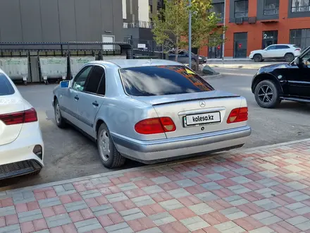 Mercedes-Benz E 240 1999 года за 3 700 000 тг. в Астана – фото 2