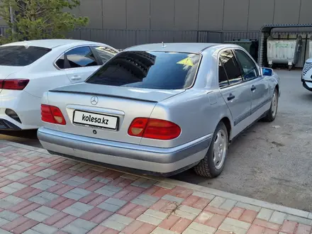 Mercedes-Benz E 240 1999 года за 3 700 000 тг. в Астана – фото 3