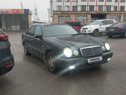 Mercedes-Benz E 320 1998 года за 3 500 000 тг. в Шымкент – фото 2