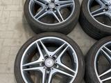 Оригинальные диски R18 на Мерседес CLA с летней резиной за 450 000 тг. в Алматы – фото 2
