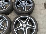 Оригинальные диски R18 на Мерседес CLA с летней резиной за 450 000 тг. в Алматы – фото 3