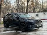 Toyota RAV4 2021 года за 17 600 000 тг. в Алматы – фото 3