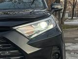 Toyota RAV4 2021 года за 17 600 000 тг. в Алматы – фото 5