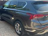 Hyundai Santa Fe 2021 года за 9 500 000 тг. в Уральск – фото 4
