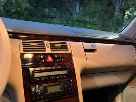 Mercedes-Benz E 320 2000 года за 4 700 000 тг. в Атырау – фото 18