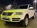 Volkswagen Touareg 2005 года за 4 400 000 тг. в Астана – фото 2