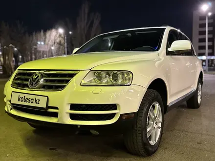 Volkswagen Touareg 2005 года за 4 400 000 тг. в Астана – фото 2
