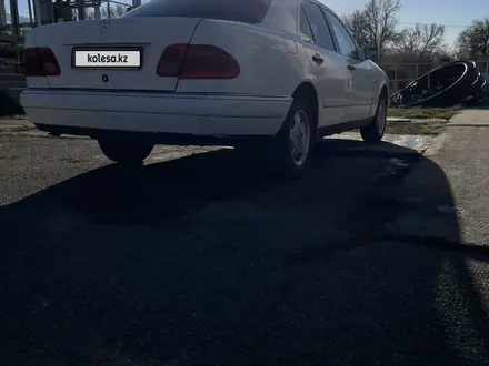 Mercedes-Benz E 230 1997 года за 2 000 000 тг. в Текели – фото 4