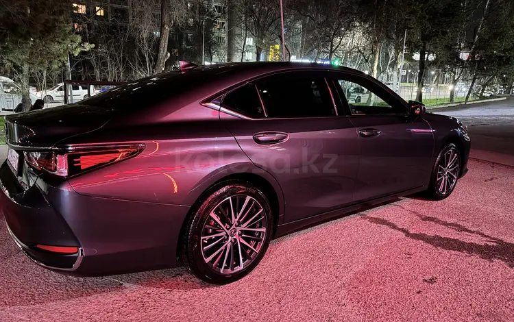 Lexus ES 250 2022 года за 24 000 000 тг. в Алматы