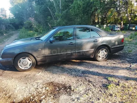 Mercedes-Benz E 200 1996 года за 1 600 000 тг. в Павлодар – фото 2
