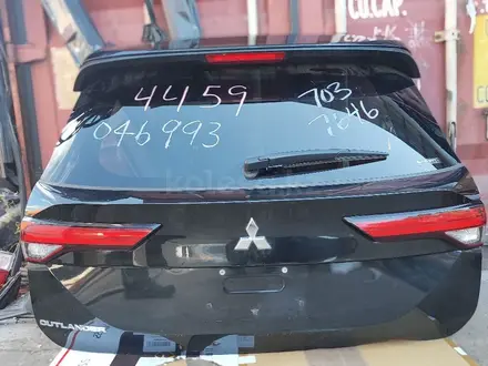 Крышка багажника Mitsubishi Outlander 2022 за 1 000 тг. в Алматы