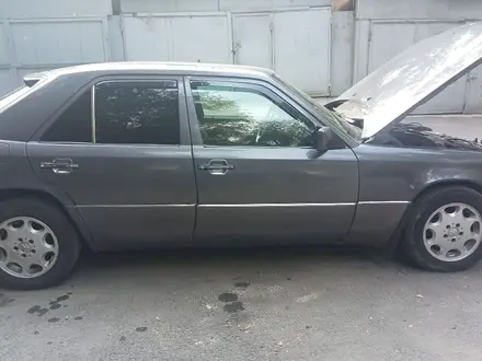 Mercedes-Benz E 220 1994 года за 1 800 000 тг. в Алматы