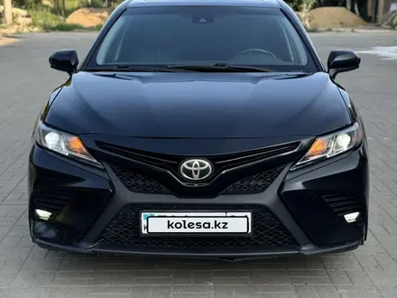Toyota Camry 2018 года за 10 000 000 тг. в Актобе – фото 4