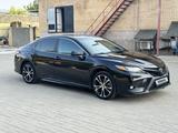 Toyota Camry 2018 года за 10 000 000 тг. в Актобе