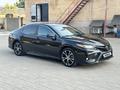 Toyota Camry 2018 года за 10 000 000 тг. в Актобе – фото 2