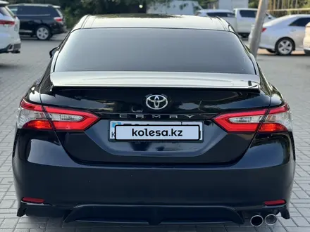 Toyota Camry 2018 года за 10 000 000 тг. в Актобе – фото 5