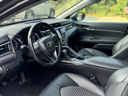 Toyota Camry 2018 года за 10 000 000 тг. в Актобе – фото 8