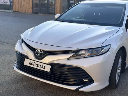 Toyota Camry 2020 года за 13 100 000 тг. в Атырау – фото 3