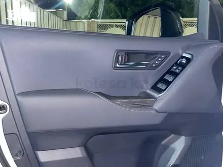 Toyota Land Cruiser 2022 года за 48 500 000 тг. в Алматы – фото 7
