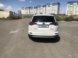 Toyota RAV4 2017 годаfor10 500 000 тг. в Атырау – фото 5