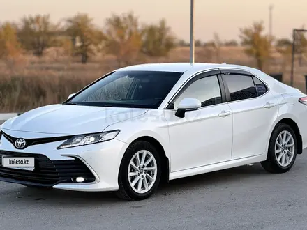 Toyota Camry 2021 года за 13 800 000 тг. в Актобе