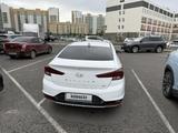 Hyundai Elantra 2019 года за 8 000 000 тг. в Астана – фото 2
