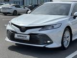 Toyota Camry 2020 года за 15 600 000 тг. в Шымкент – фото 2