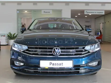 Volkswagen Passat Business 2.0 TSI 2022 года за 16 800 000 тг. в Атырау – фото 2