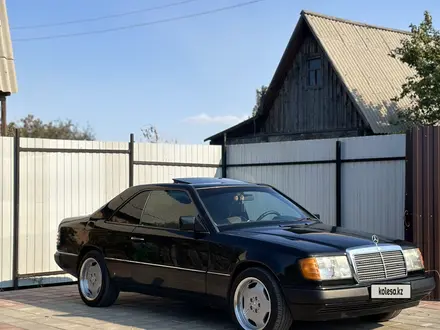 Mercedes-Benz E 220 1993 года за 3 900 000 тг. в Караганда – фото 26