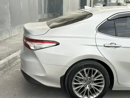 Toyota Camry 2019 года за 13 950 000 тг. в Алматы – фото 9