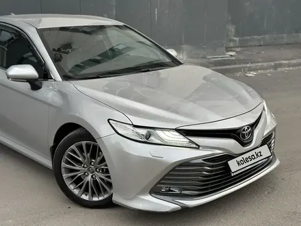 Toyota Camry 2019 года за 13 950 000 тг. в Алматы – фото 11