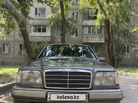 Mercedes-Benz E 320 1994 года за 2 850 000 тг. в Алматы