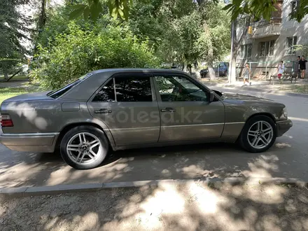 Mercedes-Benz E 320 1994 года за 2 850 000 тг. в Алматы – фото 7