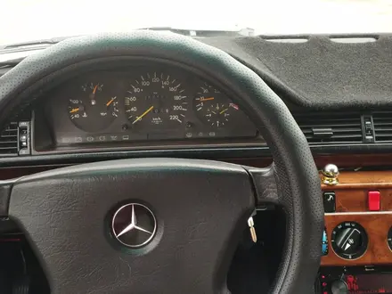 Mercedes-Benz E 220 1990 года за 2 200 000 тг. в Караганда