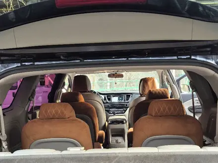 Kia Carnival 2017 года за 12 000 000 тг. в Алматы – фото 6