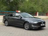 Hyundai Sonata 2021 года за 8 500 000 тг. в Караганда – фото 2