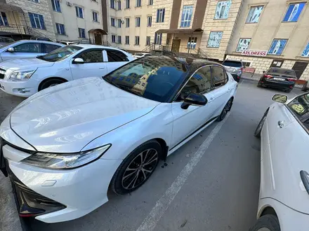 Toyota Camry 2021 года за 15 500 000 тг. в Актау – фото 2