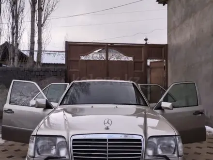 Mercedes-Benz E 220 1993 года за 2 600 000 тг. в Шымкент